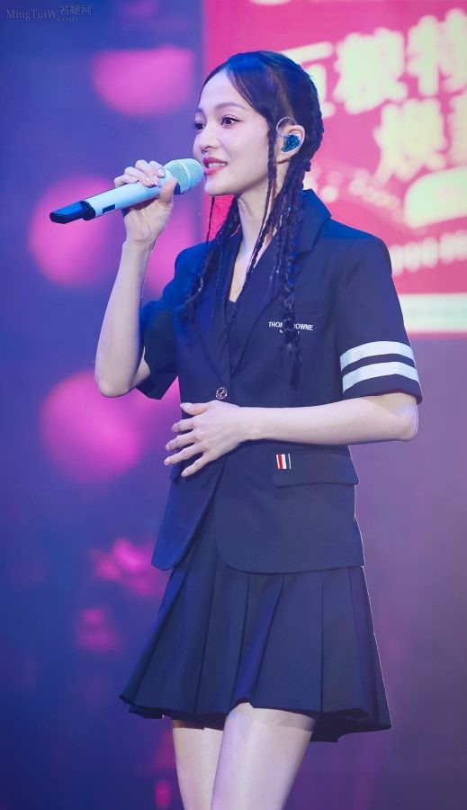 寓言世界巡回演唱会张韶涵穿校服配高跟皮靴露大腿(9/12)