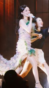 张韶涵在演唱会上穿清新花裙亮出肉丝腿