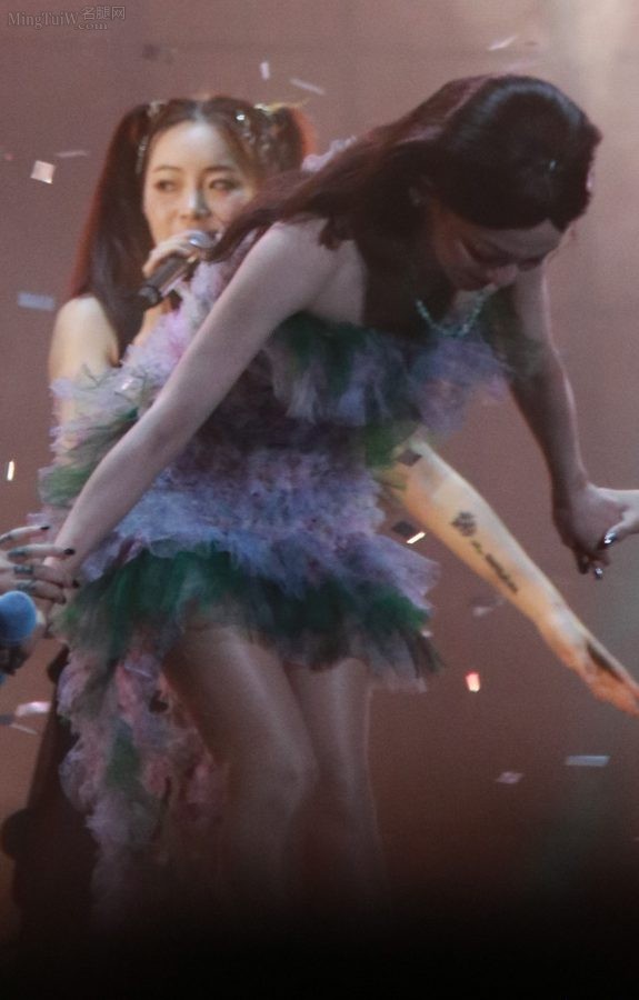 Angela Chang showed off her shredded legs in a fresh floral dress at the concert(11/39)