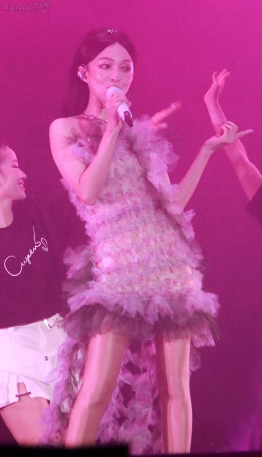Angela Chang showed off her shredded legs in a fresh floral dress at the concert(13/39)