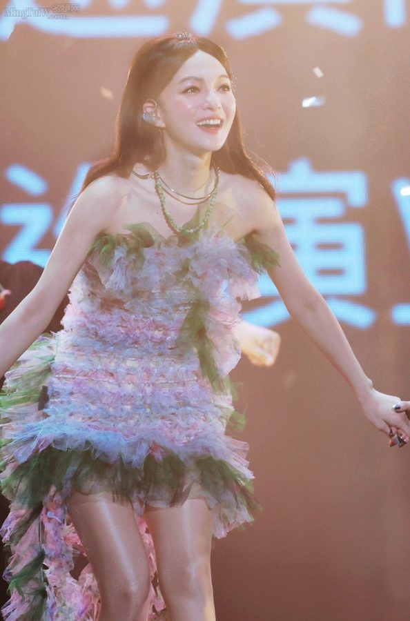 张韶涵在演唱会上穿清新花裙亮出肉丝腿（第20张/共39张）