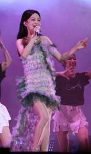 张韶涵在演唱会上穿清新花裙亮出肉丝腿