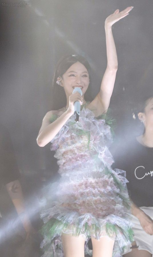 Angela Chang showed off her shredded legs in a fresh floral dress at the concert(26/39)