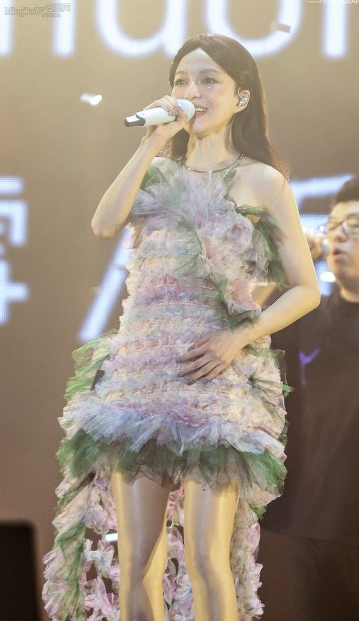张韶涵在演唱会上穿清新花裙亮出肉丝腿（第27张/共39张）