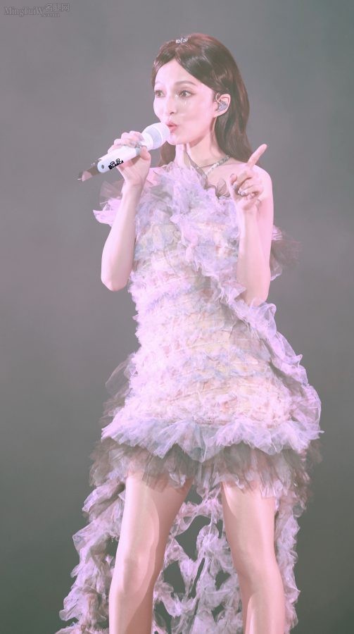 张韶涵在演唱会上穿清新花裙亮出肉丝腿（第29张/共39张）