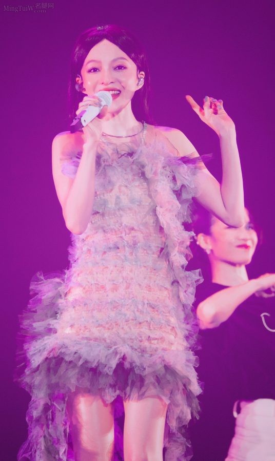 张韶涵在演唱会上穿清新花裙亮出肉丝腿（第38张/共39张）