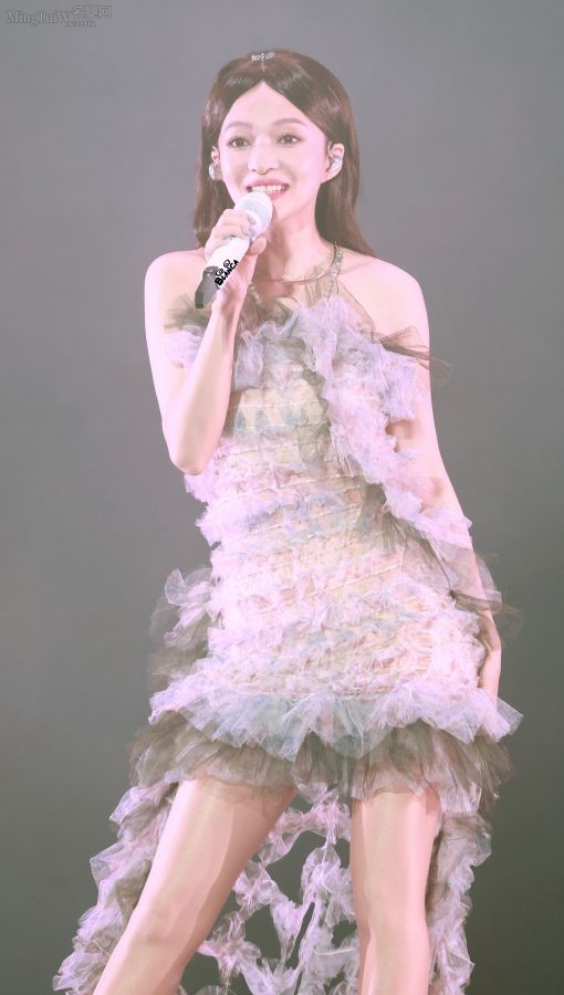 张韶涵在演唱会上穿清新花裙亮出肉丝腿（第33张/共39张）