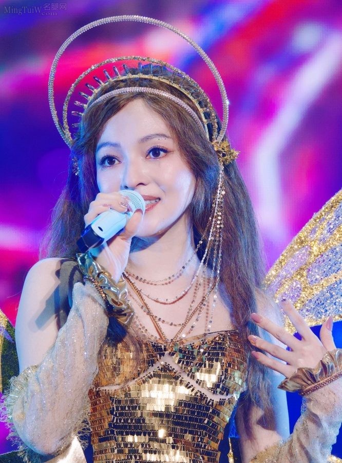  Zhang Shaohan, the golden butterfly with beautiful legs and nude pantyhose, at the concert(26/124)