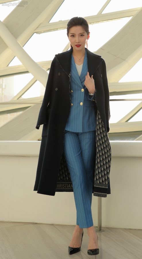 Zhu Zilu looks stunning in a blue suit and pointed high heels.(1/2)