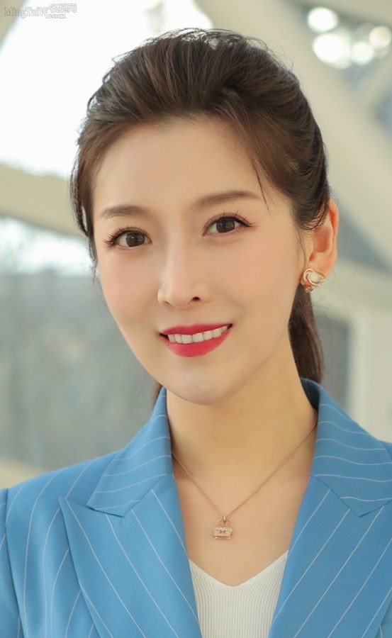 Zhu Zilu looks stunning in a blue suit and pointed high heels.(2/2)