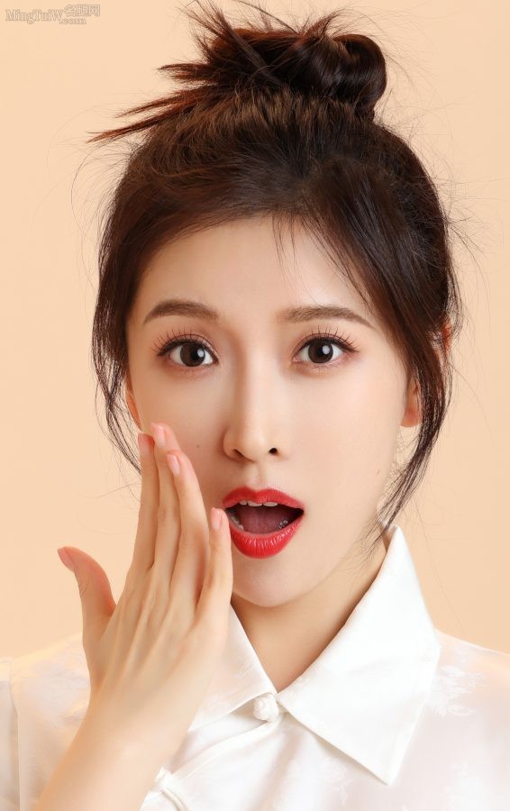 凤凰卫视女主持朱梓橦美脸玉腿写真(4/7)