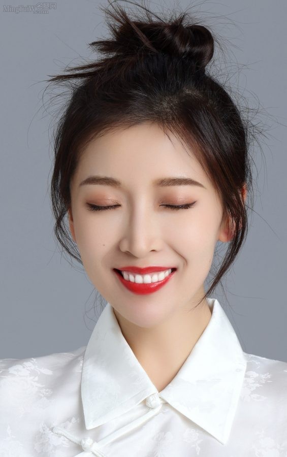 凤凰卫视女主持朱梓橦美脸玉腿写真(7/7)