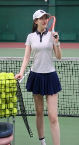 网球美少女朱梓橦白嫩细长的美腿