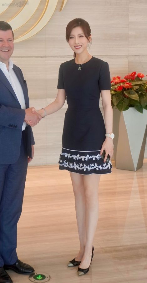 主持人朱梓橦笔直的美腿踩细高跟鞋采访活动(1/2)
