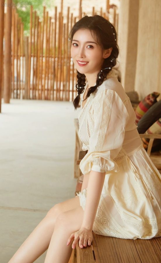 清纯可爱90后美女主持人朱梓橦的玉腿美足(2/4)