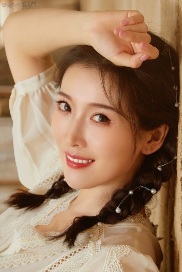 清纯可爱90后美女主持人朱梓橦的玉腿美足(3/4)
