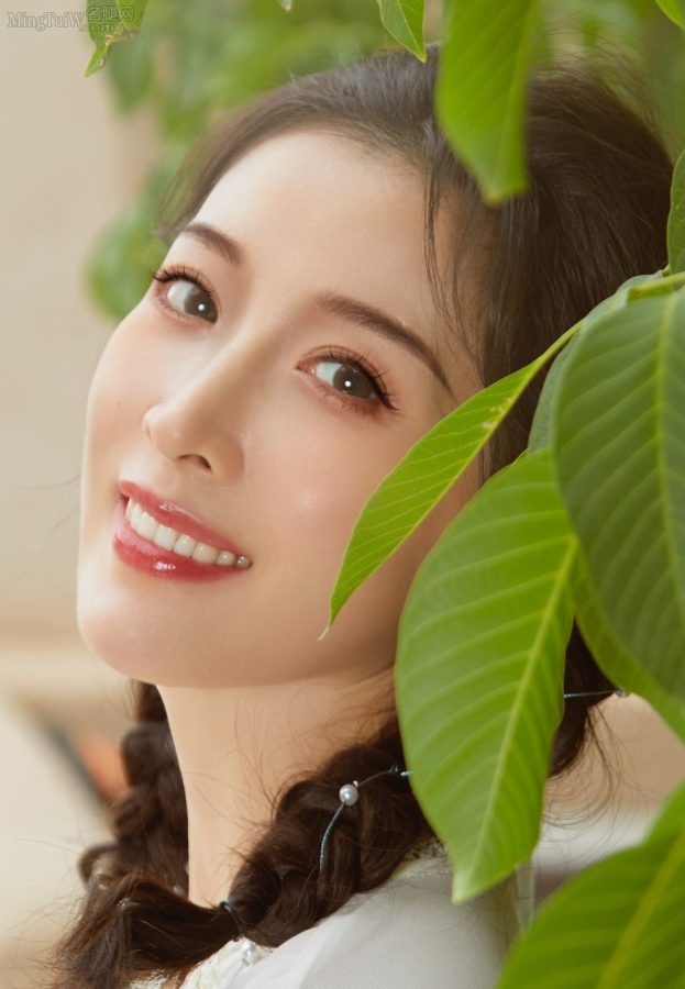 清纯可爱90后美女主持人朱梓橦的玉腿美足(4/4)