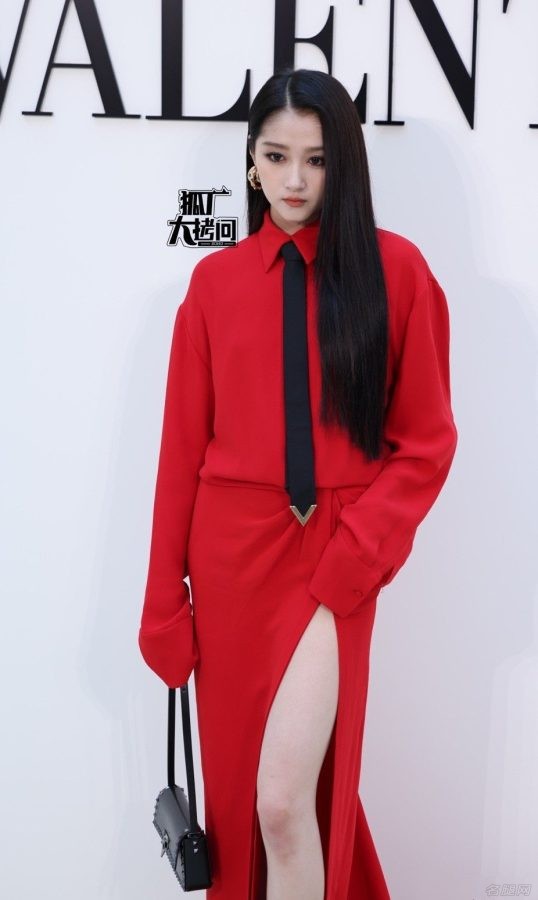 关晓彤穿一条高开叉红裙露出迷人的美腿，散发出冷艳高贵气质(17/21)