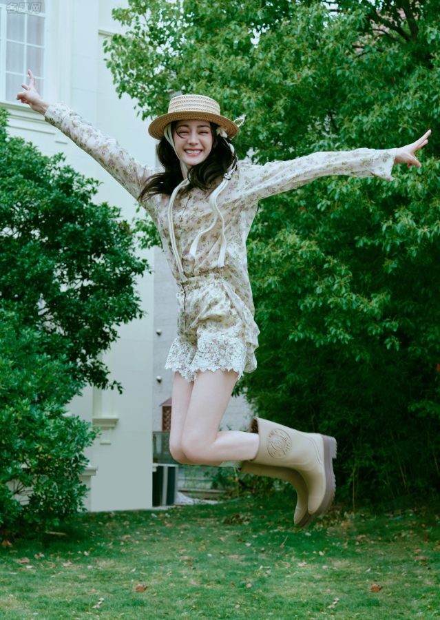 迪丽热巴白皙美直腿天真烂漫美照(17/18)