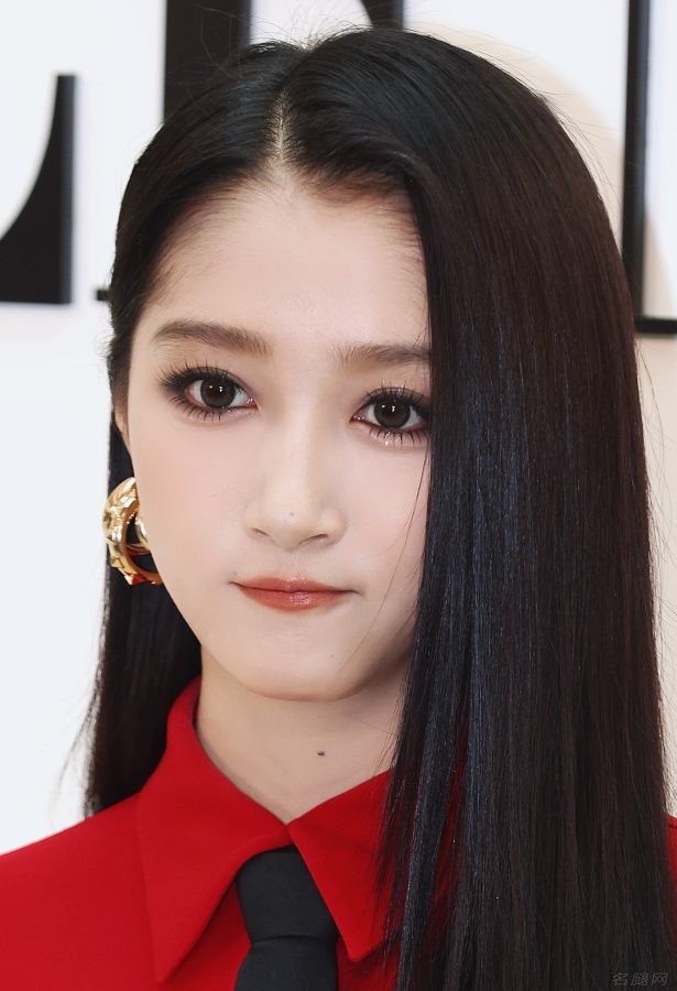 关晓彤穿一条高开叉红裙露出迷人的美腿，散发出冷艳高贵气质(14/21)