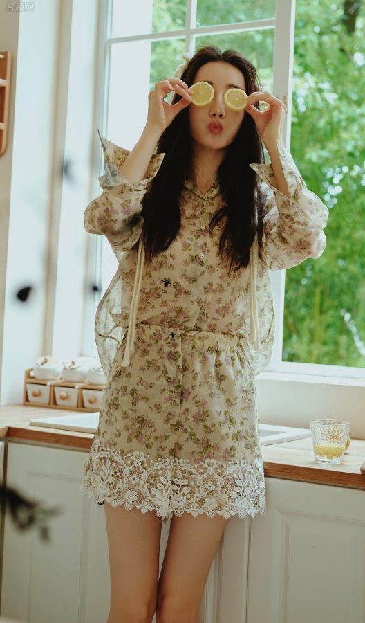 迪丽热巴白皙美直腿天真烂漫美照(8/18)