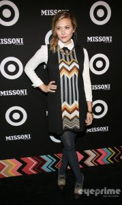 伊丽莎白·奥尔森（Elizabeth Olsen）腿穿丝袜现身时尚活动