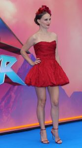 娜塔莉·波特曼穿低胸红色超短裙踩红色细高跟展露美腿玉足