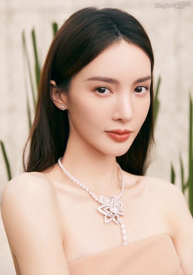 金晨现身商业活动穿着高跟凉鞋，展现出她令人羡慕的状态和玉足的魅力(8/9)