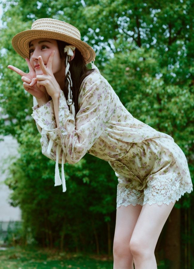 迪丽热巴白皙美直腿天真烂漫美照(13/18)