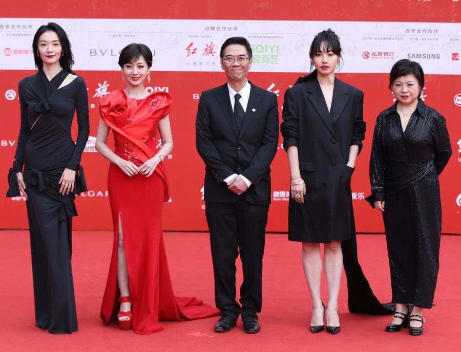 白百何亮出白玉腿出席十三届北京国际电影节开幕式(9/11)