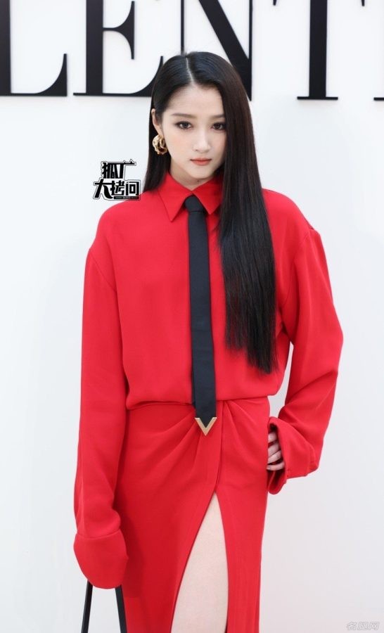 关晓彤穿一条高开叉红裙露出迷人的美腿，散发出冷艳高贵气质(16/21)