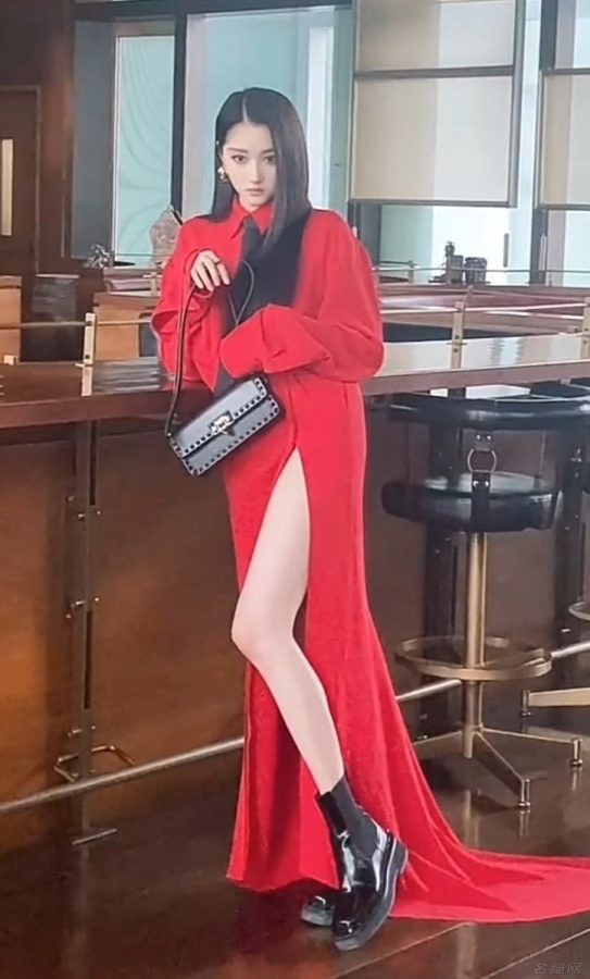 关晓彤穿一条高开叉红裙露出迷人的美腿，散发出冷艳高贵气质(20/21)