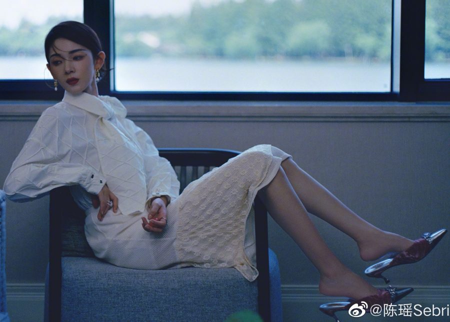 陈瑶在西湖湖畔穿脚穿高跟挑鞋(1/4)