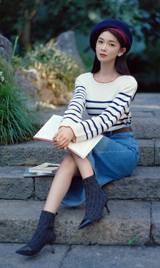 Chen Yao wearing high-heeled shoes by the West Lake(3/4)
