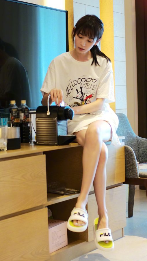 陈瑶居家美照，阳光洒满她的长腿玉足(4/6)