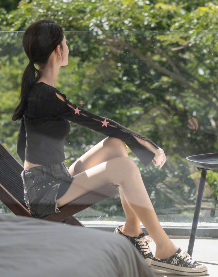 陈瑶被阳光照的发亮的美腿（第2张/共6张）