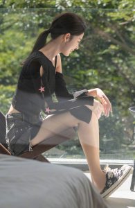 陈瑶被阳光照的发亮的美腿