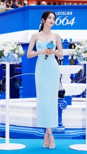 迪丽热巴穿上一条吊带低胸蓝裙，凉鞋内的玉足美丽动人