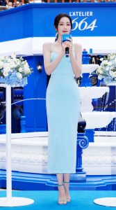 迪丽热巴穿上一条吊带低胸蓝裙，凉鞋内的玉足美丽动人