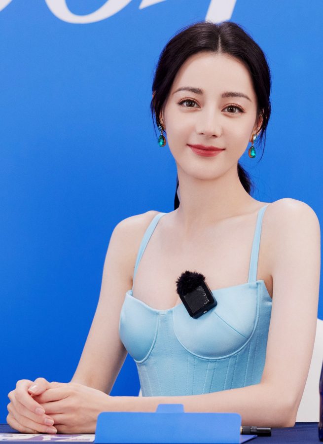 迪丽热巴穿上一条吊带低胸蓝裙，凉鞋内的玉足美丽动人(13/18)