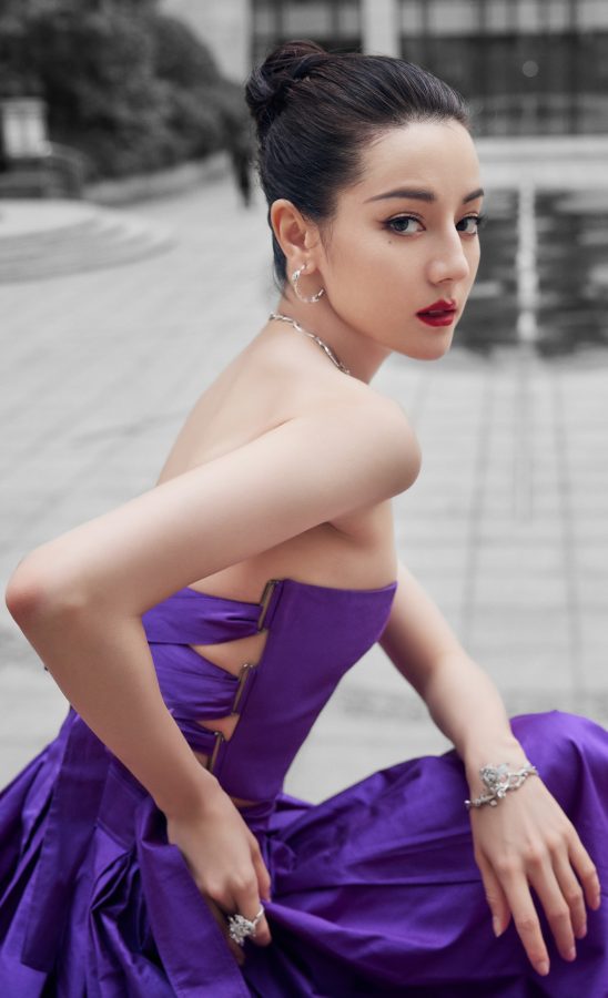 女星迪丽热巴身穿开叉紫裙大修香肩美背(6/6)