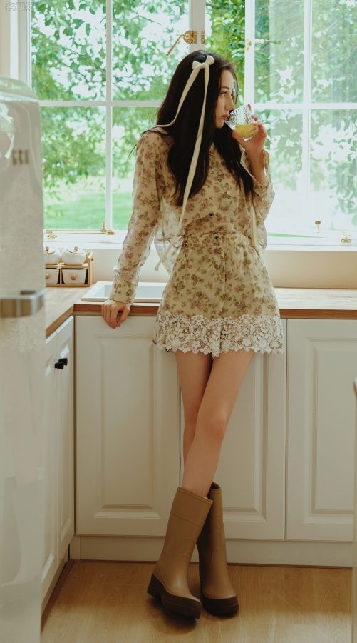 Dilraba's fair skin, straight legs, innocent and beautiful photos(7/18)