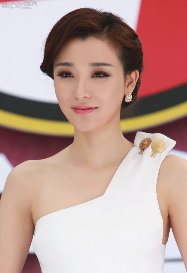 《恋恋不忘》女二号冯婧白色开衩裙剧照(6/6)