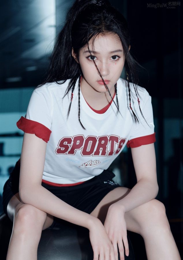关晓彤复古街头造型，她的如玉般的长腿穿上运动鞋(5/11)