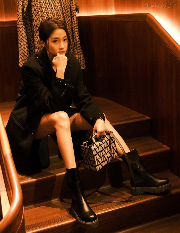 Guan Xiaotong's Paris street fashion trip, wearing leather short boots to show off her unique long-leg charm(7/7)