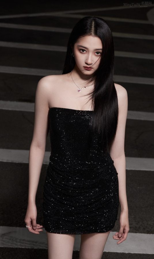 关晓彤穿超短小黑裙配尖头高跟完美夹腿(5/7)