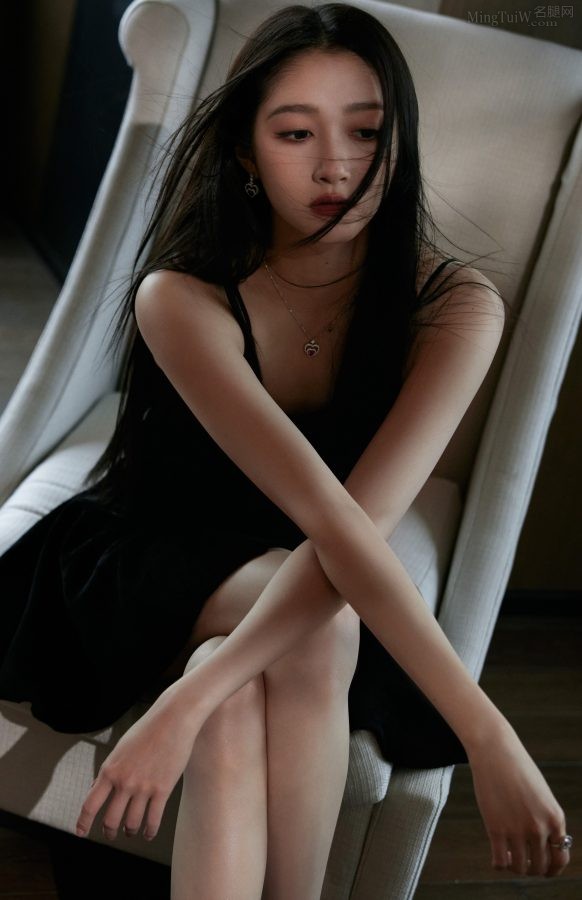 关晓彤美腿玉手无瑕美照(2/8)