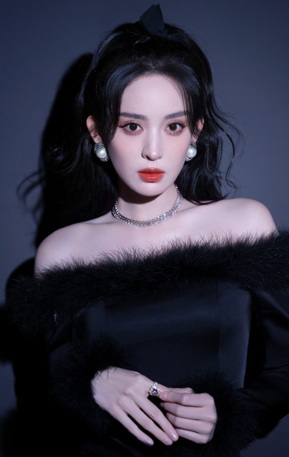黑天鹅古力娜扎穿一条露肩黑裙秀细白腿，双眸深邃摄人(6/7)
