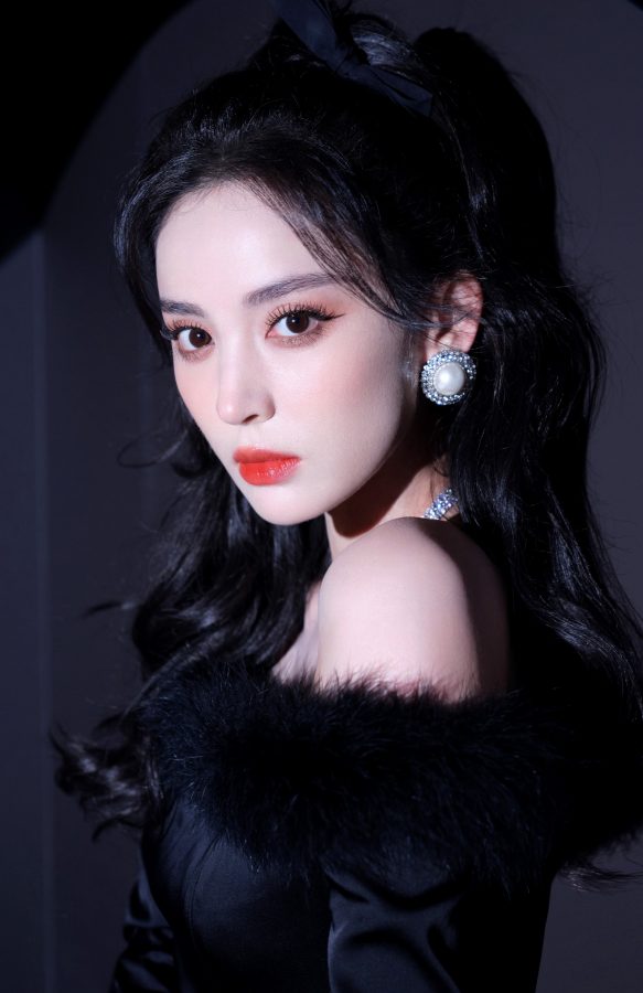 黑天鹅古力娜扎穿一条露肩黑裙秀细白腿，双眸深邃摄人(7/7)
