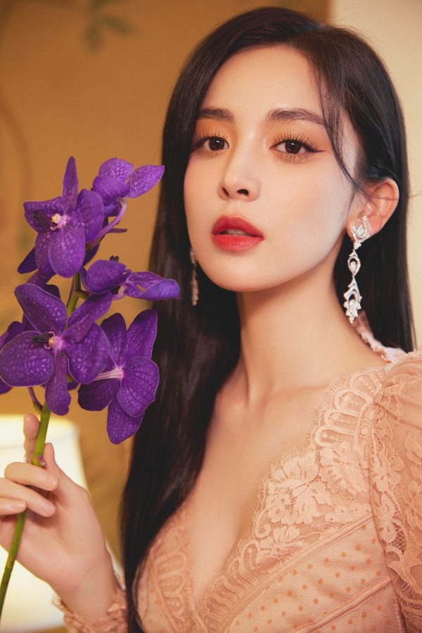 身材高挑的女星古力娜扎大秀事业线和美腿(4/4)